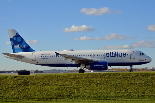 Airbus A320 (N612JB)