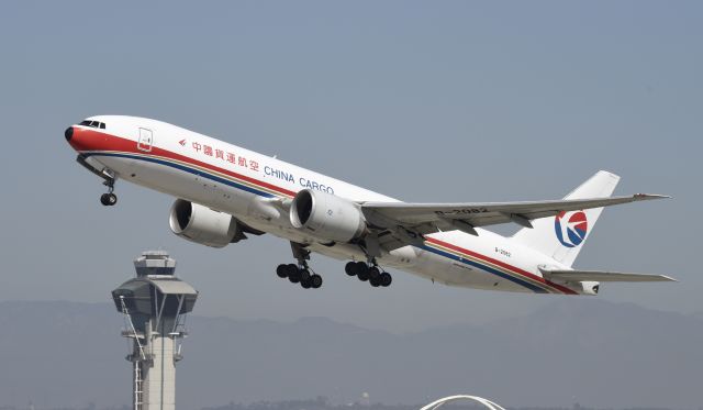 BOEING 777-200LR (B-2082) - Departing LAX