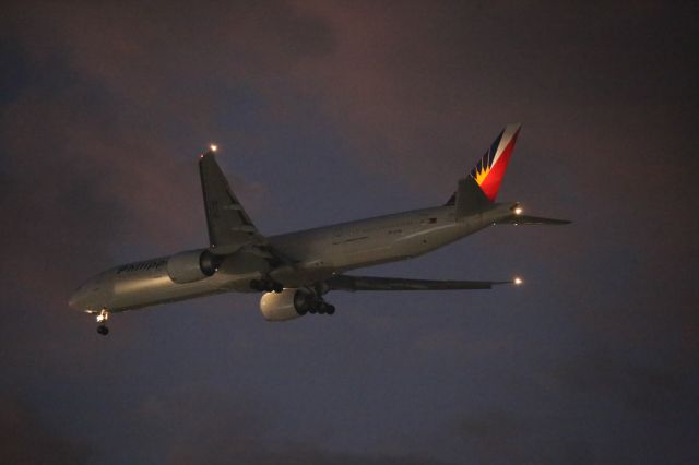BOEING 777-300ER (RP-C7782)