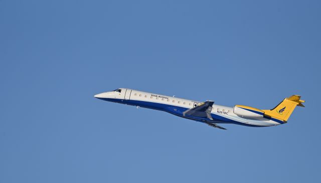 Embraer ERJ-145 (N261BC) - Taking off runway 26