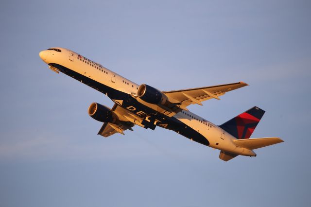 Boeing 757-200 (N654DL)