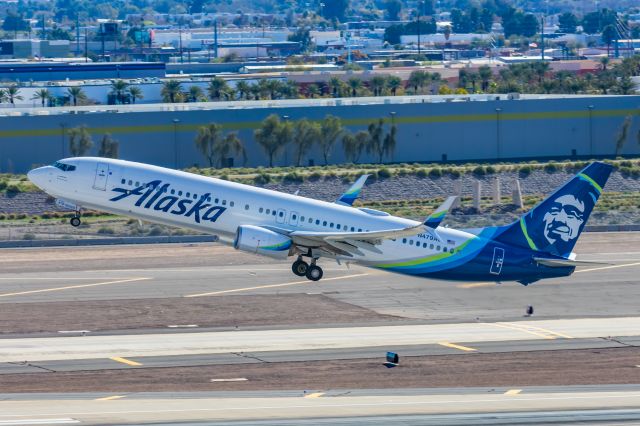 Boeing 737-900 (N479AS) - An Alaska Airlines 737-900 taking off from PHX on 2/11/23 during the Super Bowl rush. Taken with a Canon R7 and Canon EF 100-400 II L lens.