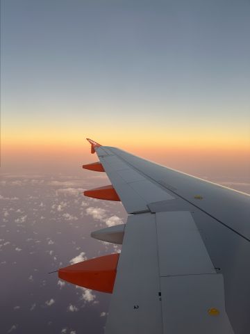 Airbus A320 (G-EZUP) - Final Decent in to Tenerife