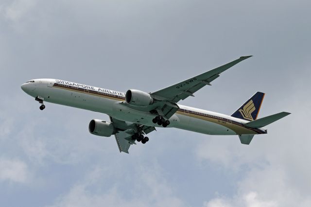 BOEING 777-300 (9V-SWS)
