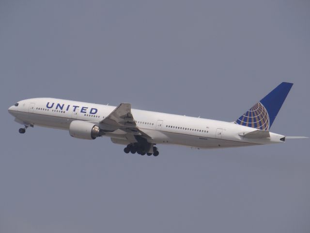 Boeing 777-200 (N204UA)