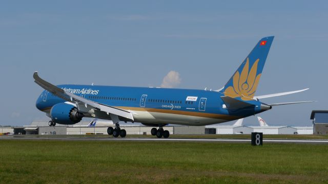 Boeing 787-9 Dreamliner (VNA-861) - BOE536 nears touchdown on Rwy 34L to complete a flight on 5/28/15. (ln 303 / cn 35152). The aircraft is using a temporary registration #N1020K.