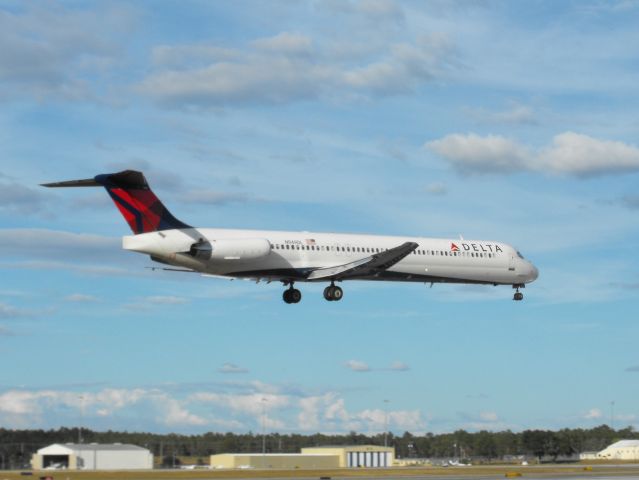 McDonnell Douglas MD-88 (N949DL) - Delta MD-88 over the numbers for RWY 9