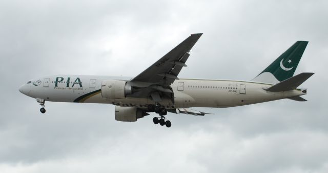 Boeing 737-200 (AP-BGL) - Heathrow Arrivals 27R