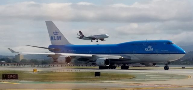 Boeing 747-200 (PH-BFH) - Watching birds take off and land while we await our turn. 