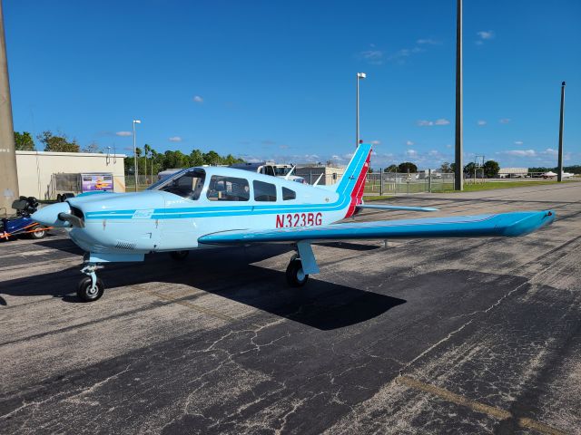 Piper Cherokee (N323BG)