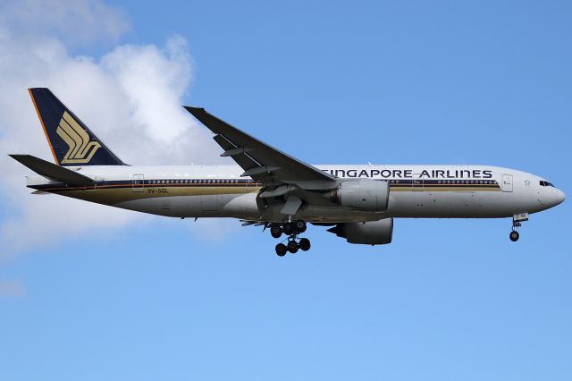 Boeing 777-200 (VH-SQL) - on 18 November 2017