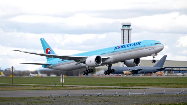 BOEING 777-300 (HL7204) - KAL26D on rotation from Rwy 16R for a delivery flight to RKSI on 3.30.18. (ln 1549 / cn 60380).