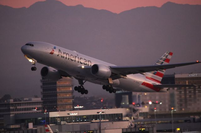 Boeing 777-200 (N752AN)