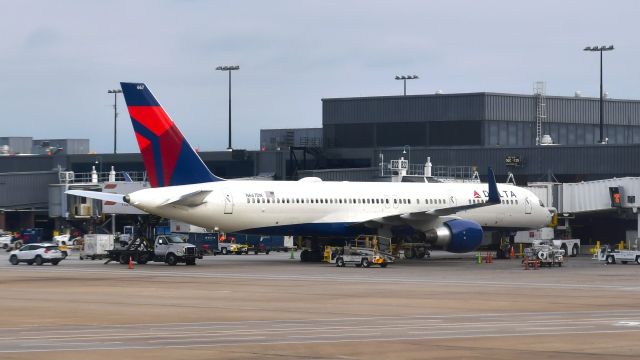 Boeing 757-200 (N667DN) - Delta Air Lines Boeing 757-232(WL) N667DN in Atlanta 