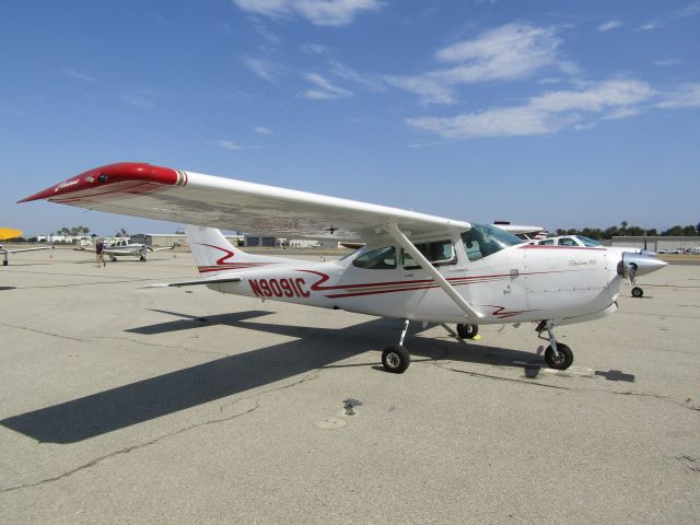 Cessna Skylane (N9091C) - On the ramp