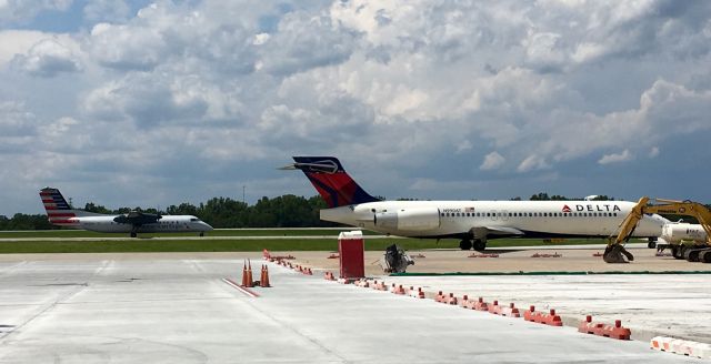 Boeing 717-200 (N990AT) - American Eagle Dash 8 holding for the Delta 717 passing some construction.