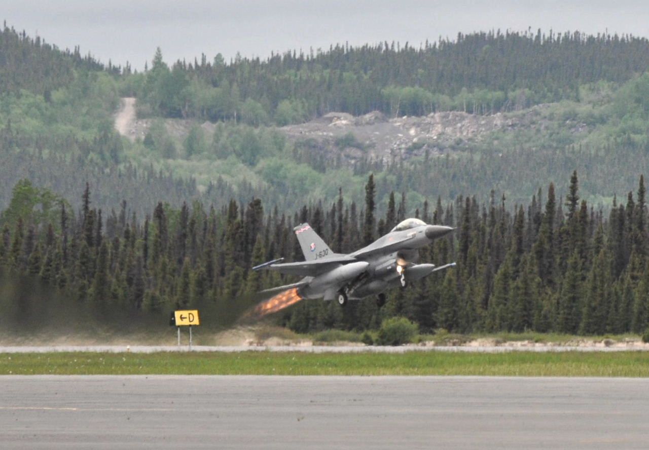 Lockheed F-16 Fighting Falcon (J630) - Taking off runway 26