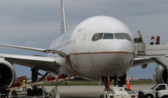 Boeing 777-200 (N791UA) - ******SELECT FULL FOR HD******br /br /br /br /br /br /Kansas City Cheifs charter 777-200 pulling into the ramp in Buffalo, NY!br /br /br /br /br /br /******SELECT FULL FOR HD******