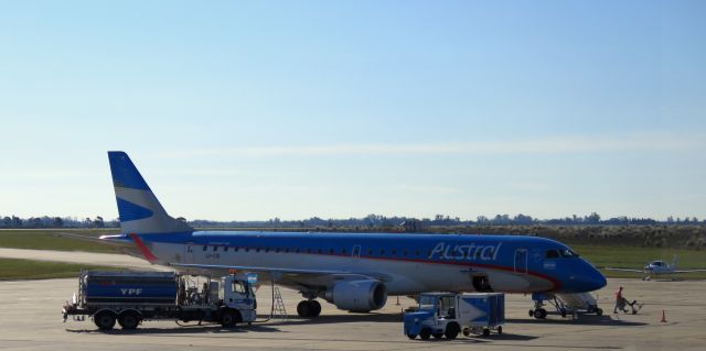 Embraer ERJ-190 (LV-CID) - E-190 reabasteciendo combustible en plataforma 3 del Aeropuerto Internacional Rosario.