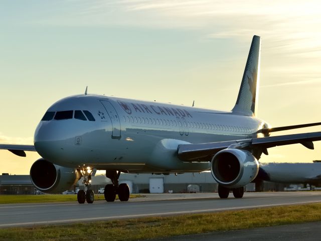 Airbus A320 (C-FDRP)