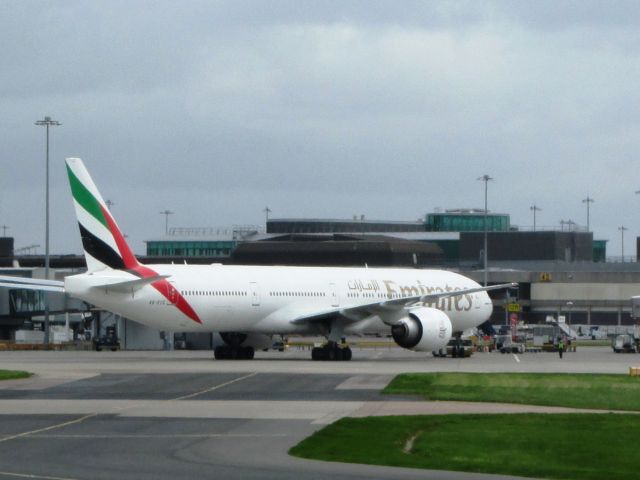 Boeing 777-200 (A6-ECE)