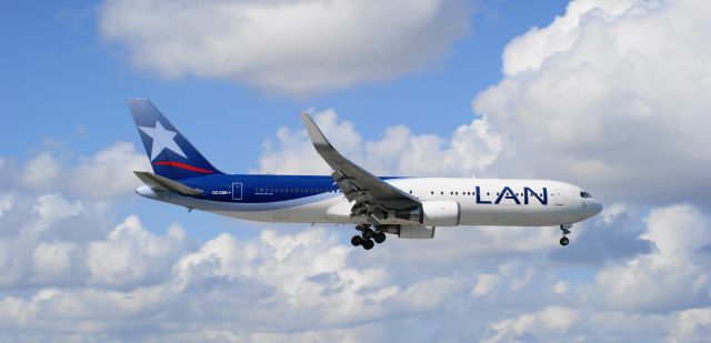 BOEING 767-300 (CC-CXH)