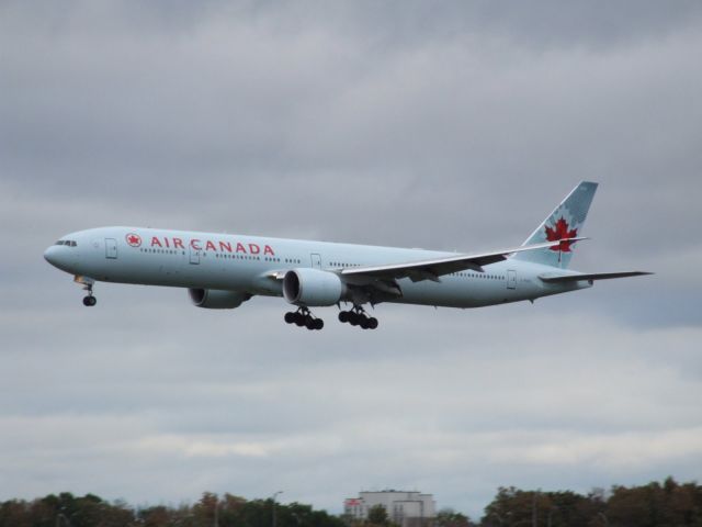 BOEING 777-300 (C-FIUV)