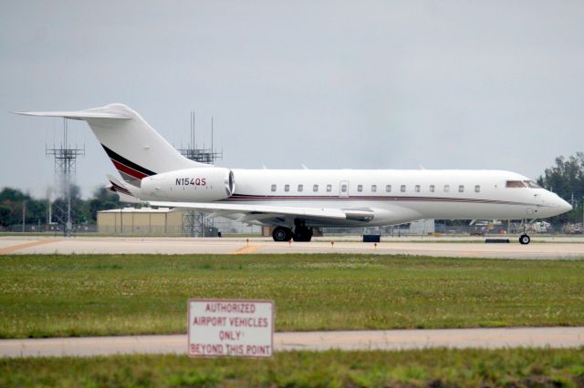 Bombardier Global Express (N154QS) - NetJets Aviation Global 6000 lining up to depart rwy 10L on 16-Mar-19 heading for MRLB after an overnight stay.