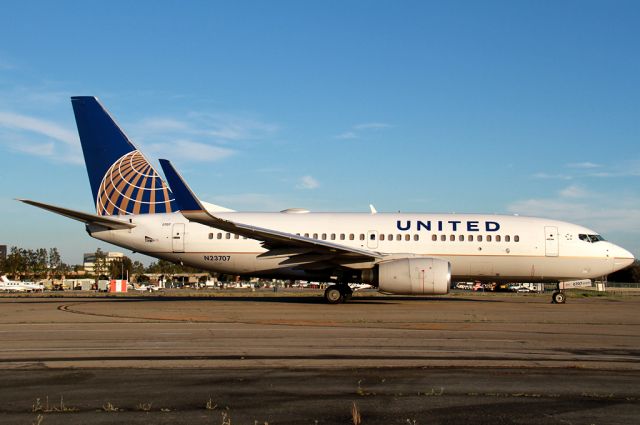 Boeing 737-700 (N23707) - A beautiful United 7373-700.
