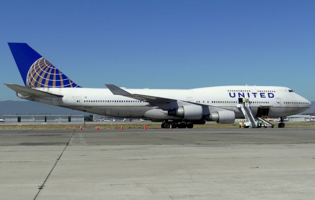 Boeing 747-400 (N175UA)