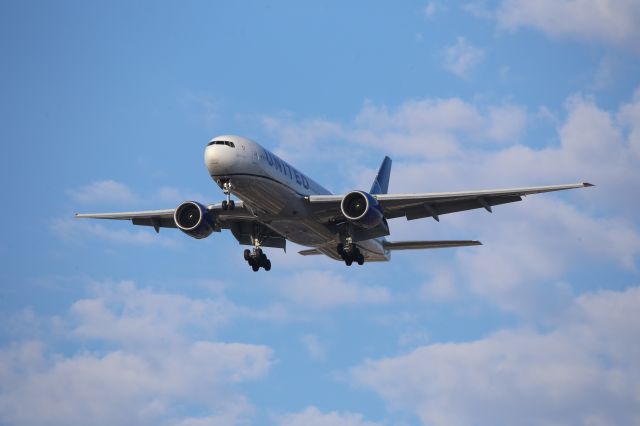 Boeing 777-200 (N787UA)