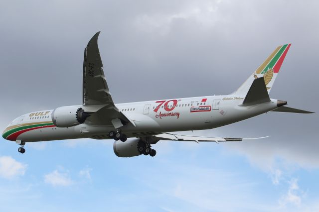 Boeing 787-9 Dreamliner (A9C-FG) - A Gulf Air B787-9 on final approach into LHR, landing on runway 09R.br /br /Location: Bath Road.br /Date: 28.08.22 (dd/mm/yy).