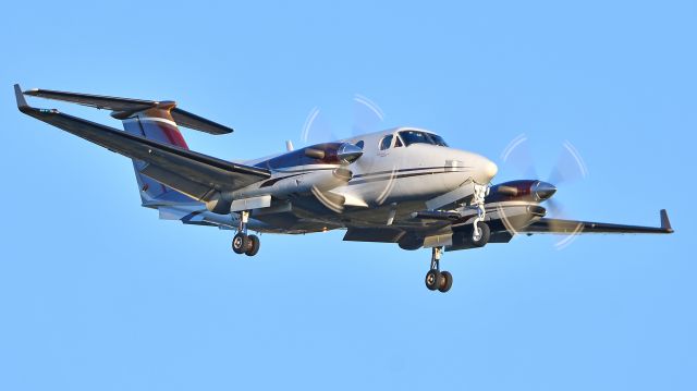 Beechcraft Super King Air 350 (N1253W) - Beechcraft Super King Air 350 (N1253W) arrives at KRDU Rwy 23R on 12/04/2019 at 4:24 pm.