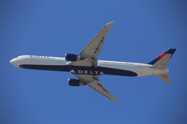 BOEING 767-400 (N825MH)