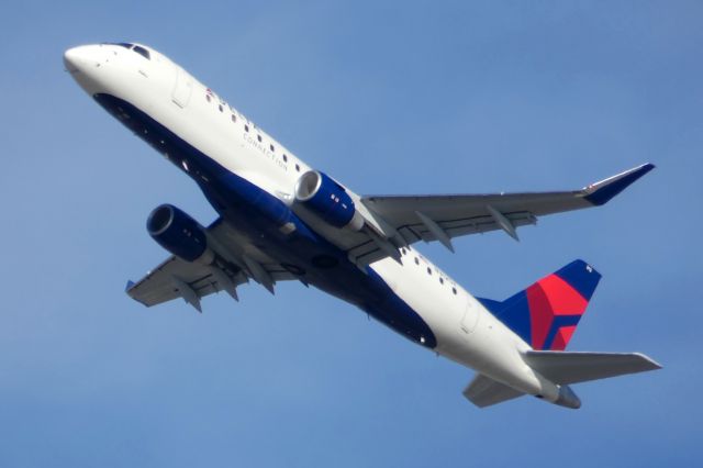 Embraer 175 (N312SY)