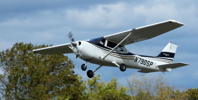 Cessna Skyhawk (N790SP) - Shortly after departure is this 2001 Cessna 172S Skyhawk SP in the Autumn of 2023.