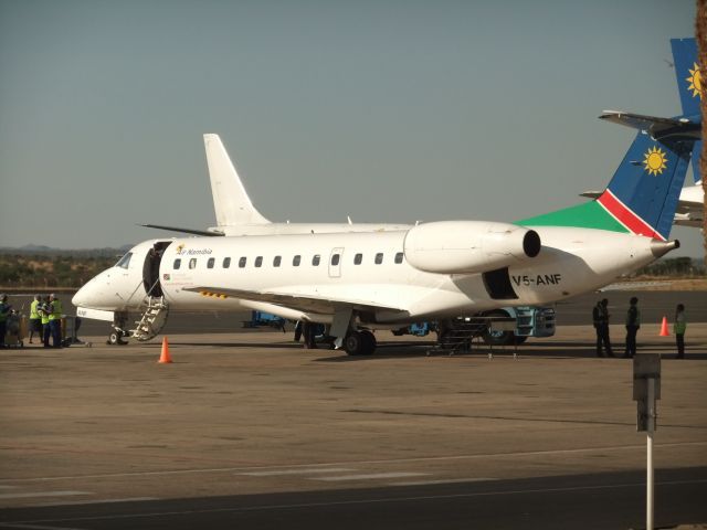 Embraer ERJ-135 (V5-ANF) - Dieses Bild nahm ich am 09.10.2011 am Airport Windhoek Hosea Kutako Intl auf. Damals waren die vier alten Beech 1900D gerade erst ausgemustert und durch vier neue EMB-135ER ersetzt worden. An diesem Tag, meinem Rückflug nach FRA, hatte ich noch einigen Aufenthalt im Airport und beschloß daher, einen Walk übers Vorfeld zu machen, V5-ANF bildete den Beginn beim Verlassen des Terminals.  