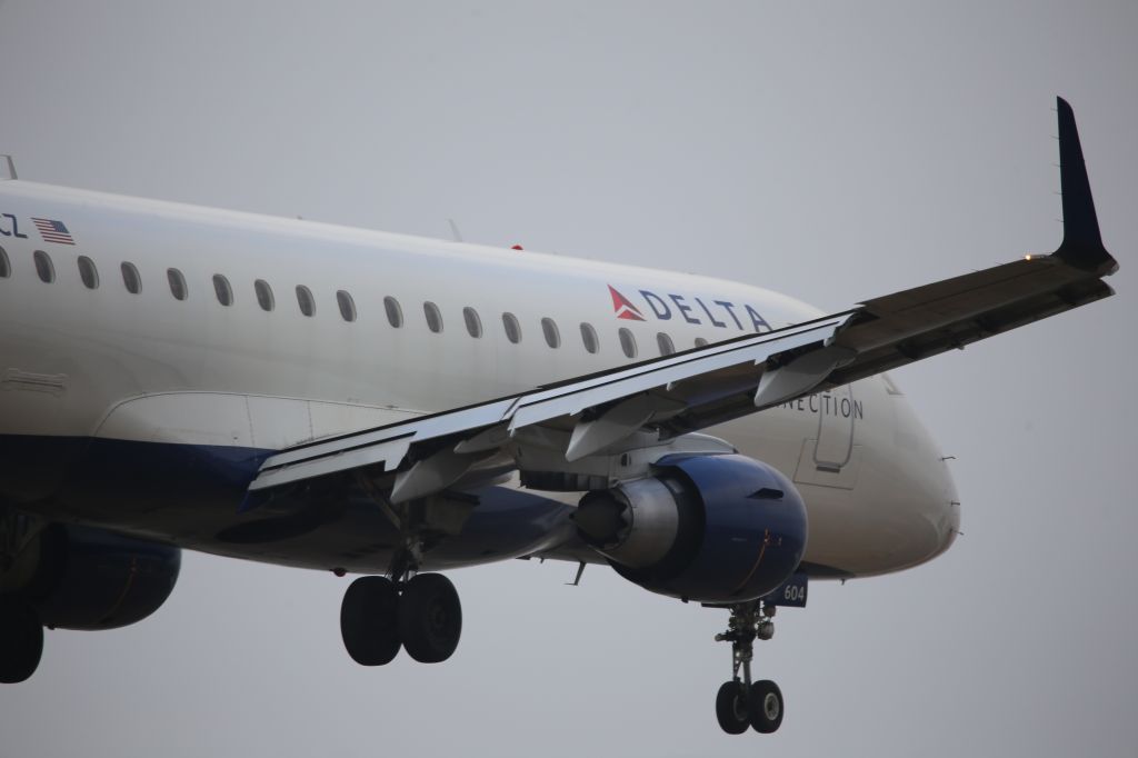 Embraer ERJ 175 (N604CZ)