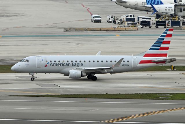 Embraer 175 (N216NN)