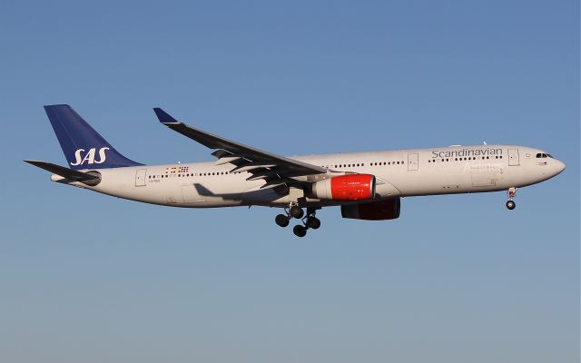 Airbus A330-300 (LN-RKO) - Landing on rwy 01L.