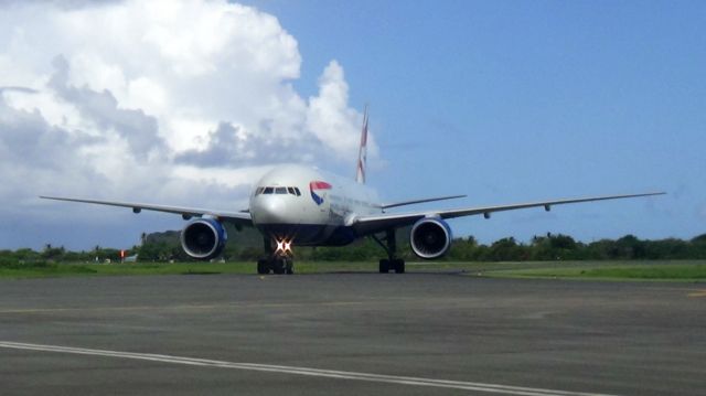 Boeing 777-200 (G-YMMB)