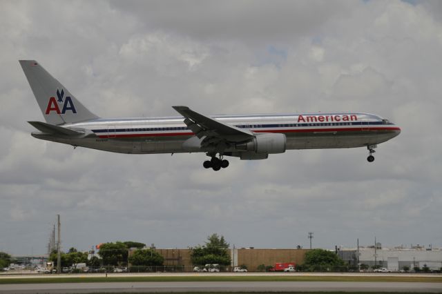 Boeing 737-800 (N348AN)