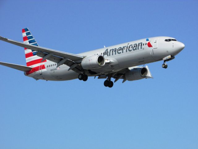 Boeing 737-800 (N968AN) - Landing on RWY 20R