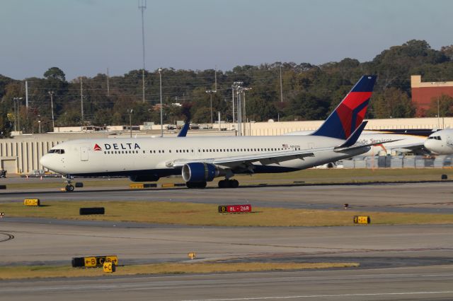BOEING 767-300 (N182DN)