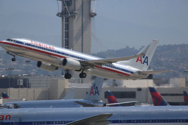 Boeing 737-800 (N923AN)