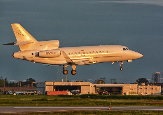 Dassault Falcon 900 (N900HG) - Late landing in CYHU. 16-07-2019