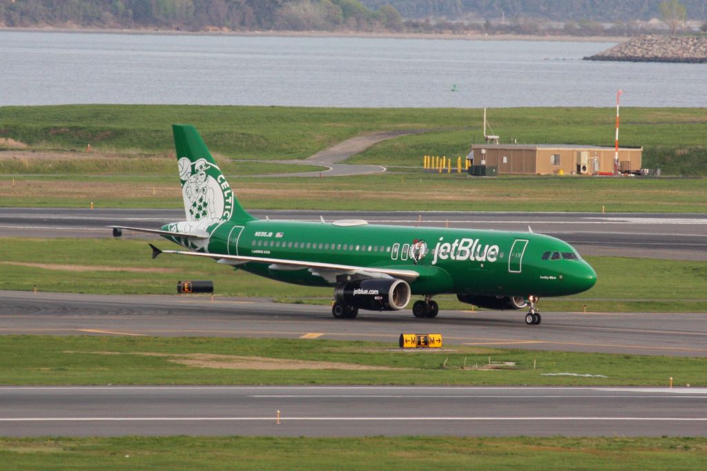 Airbus A320 (N595JB)