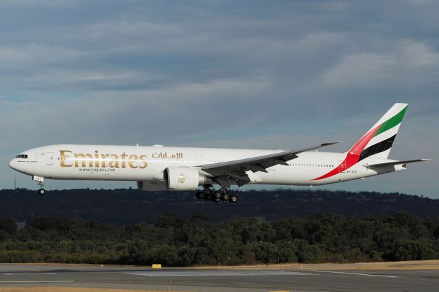 BOEING 777-300ER (A6-ECG) -  Boeing 777-300ER cn 35579 ln 709. Emirates A6-ECG final rwy 03 YPPH 05 March 2022