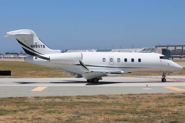 Bombardier Challenger 300 (N825TB)