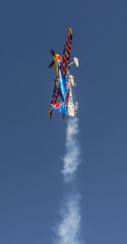 Experimental 100kts (C-GXRB) - Pete McLeod going vertical in his Edge 540 at Airshow London 2017